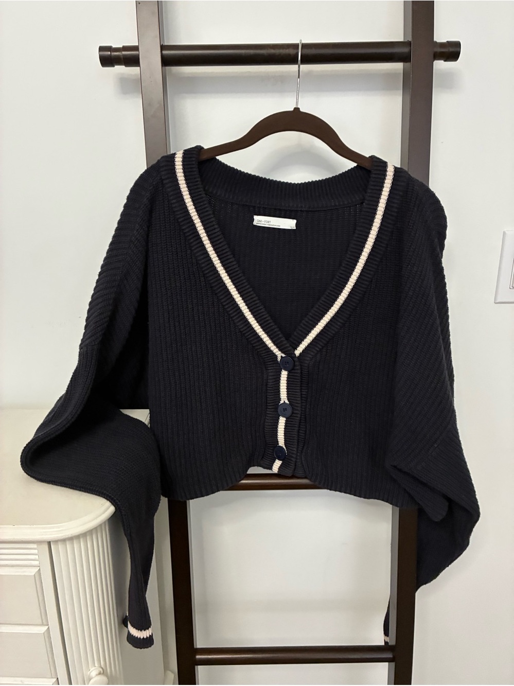 Oak + Fort Navy V-Neck Cropped Cardigan with Contrast Trim. Size medium. Preppy